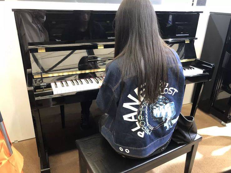 参观来宾试奏凯发k8钢琴