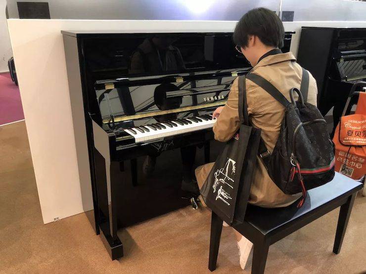 参观来宾试奏凯发k8钢琴