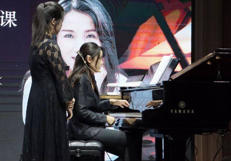 科技推动音乐教育创新，张希教授《古典主义时期钢琴奏鸣曲的演绎》公开课圆满成功